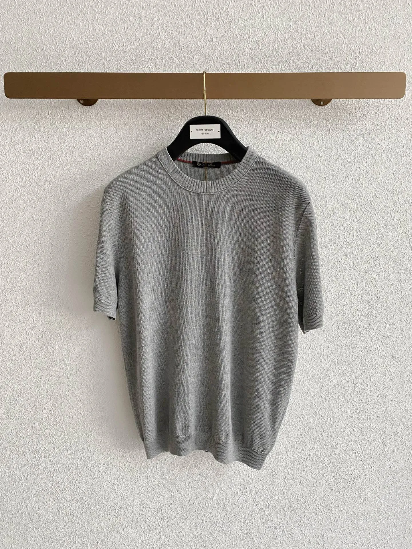 The entire Loro Piana piece is made of fine plain knitting technology, without unnecessary patterns, and relies solely on clean texture. Fabrics of this kind of weave are usually thinner, breathable, smooth to the touch, and have a soft matte texture, which is very consistent with the old-money style aesthetic of "low-key and noble". Sizes:M-3XL